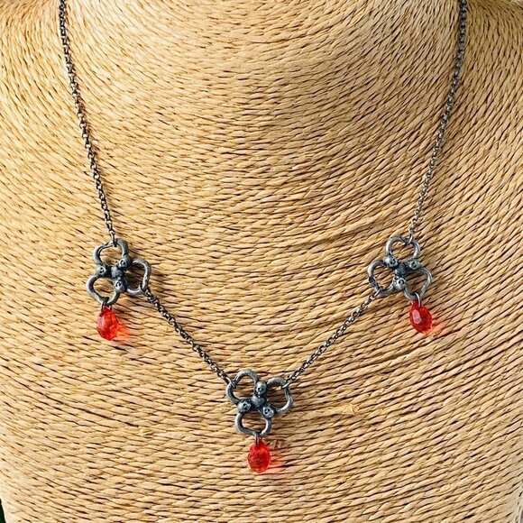 𝅺😃 $5 ADD-ON 😃 Clover and Tiny Skulls Necklace ⎜ Gently Used - Picture 1 of 5
